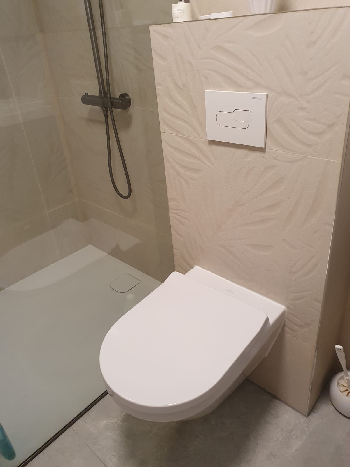 WC suspendu et carrelage relief — Thionville